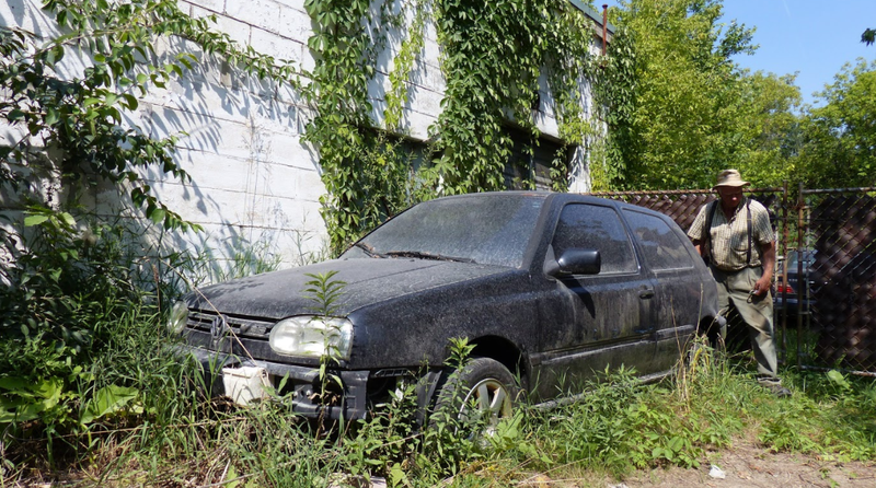 Illustration for article titled A Michigan Town Is Forcing This Man To Sell 20 Old Cars Off His Property Every Month